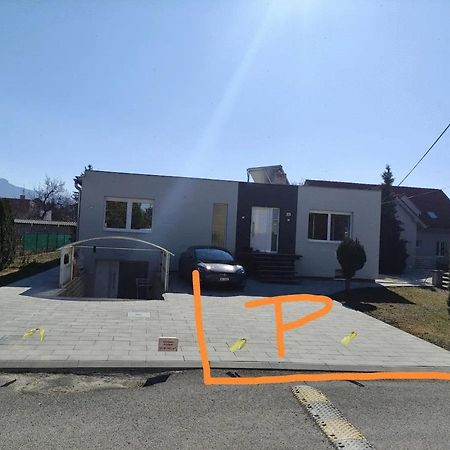Slnecny Apartmanovy Dom Oslany 외부 사진